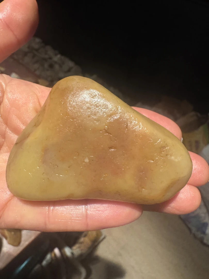 老挝南部田黄原石