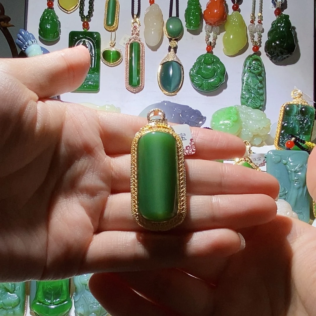 荷***田和田玉未镶嵌颈饰