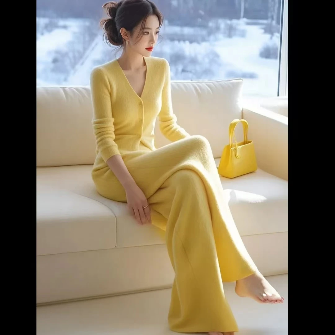 冬季穿搭一整套装时尚洋气休闲慵懒松弛感奶黄色针织毛衣裤配大衣