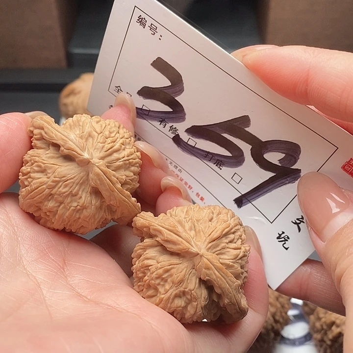 文玩核桃吊坠359号 42尺 白狮子