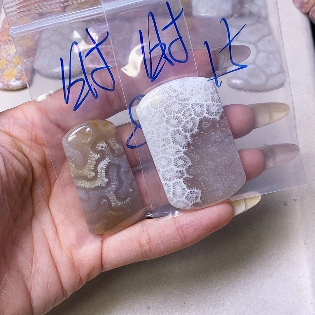查罗石合金颈饰时*