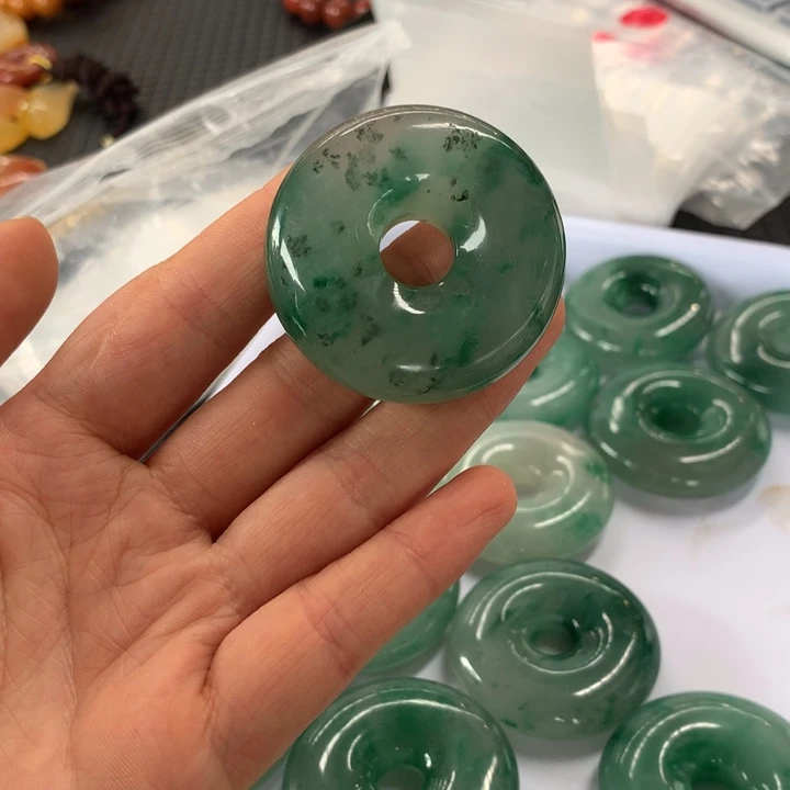 石英质玉（黄龙玉）未镶嵌颈饰