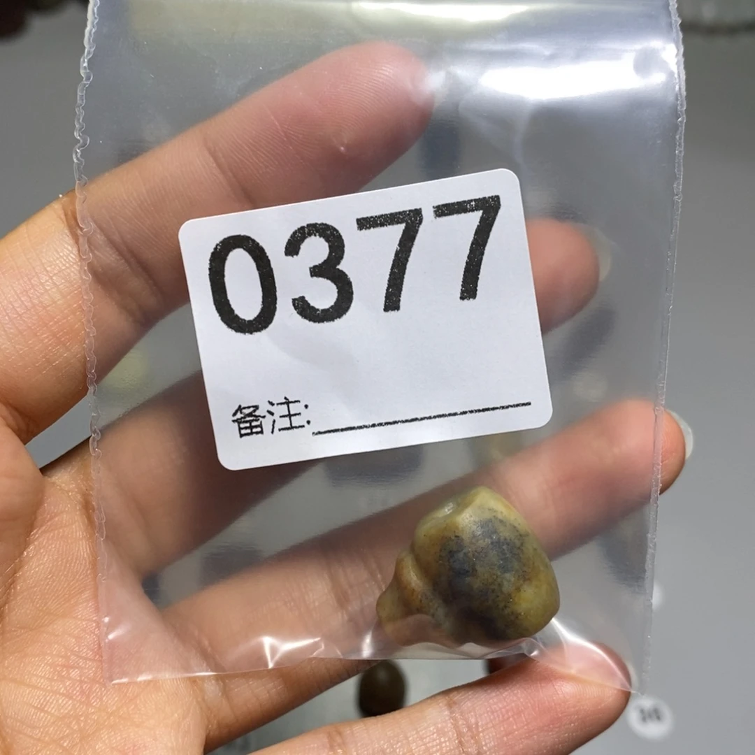 颈饰未镶嵌透闪石质玉山****娃