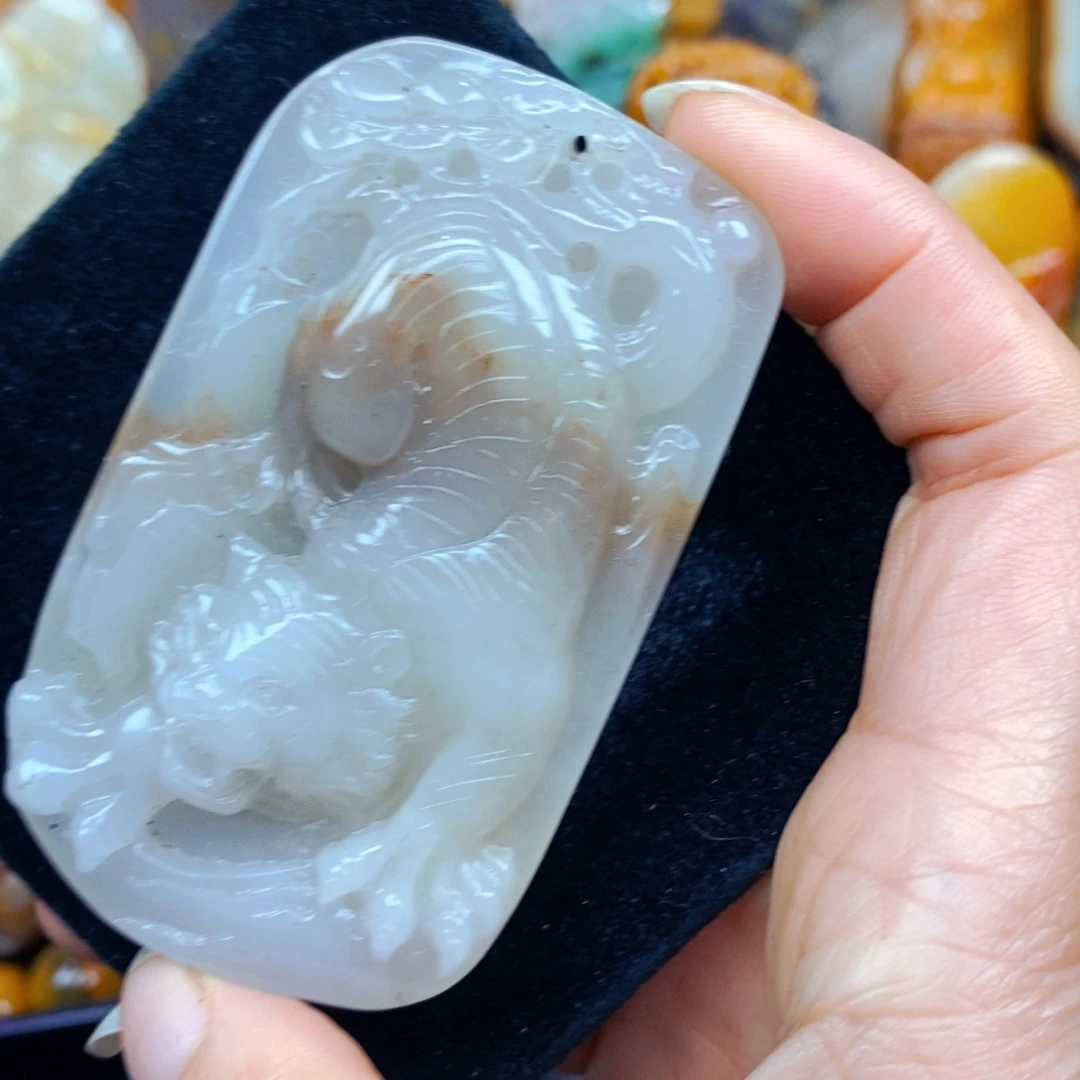 未镶嵌石英质玉（黄龙玉）颈饰