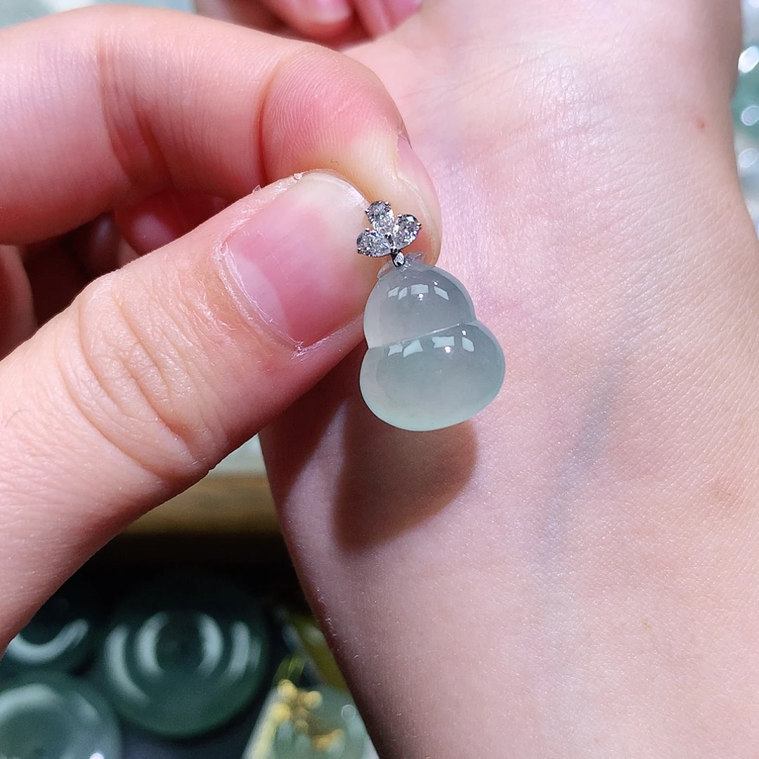 翡翠18K金镶嵌颈饰葫芦