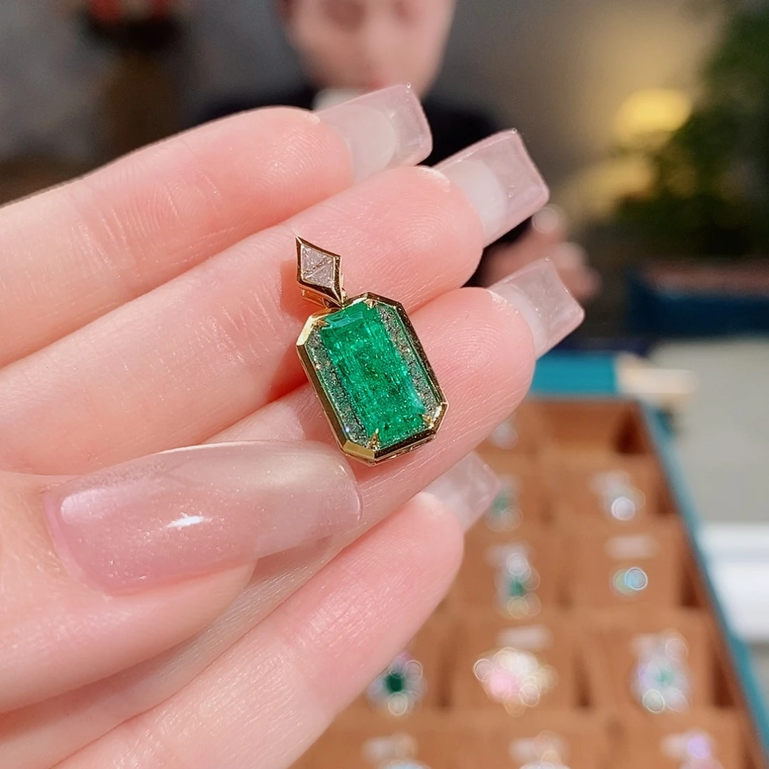 祖母绿颈饰18K金镶嵌1.61ct