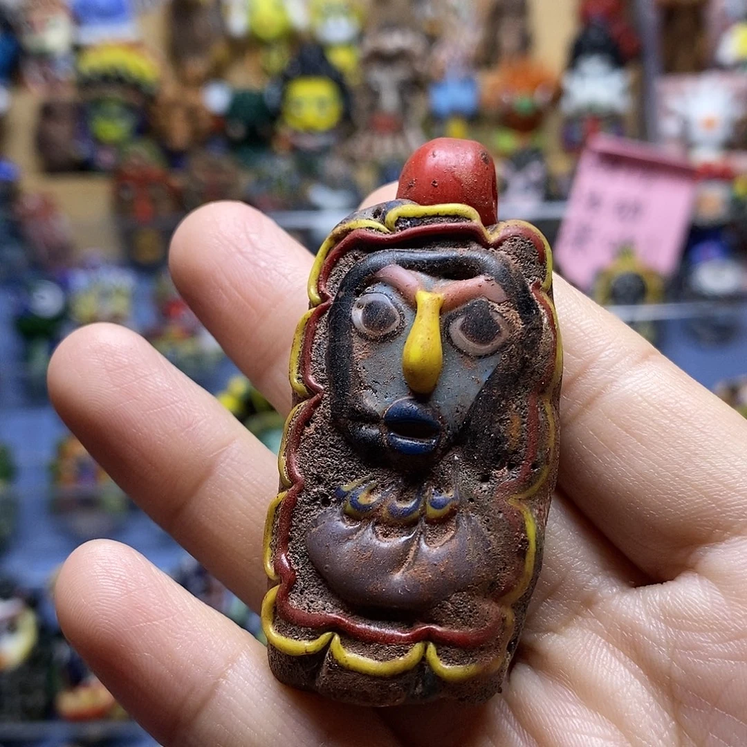 琉璃颈饰美人牌一个