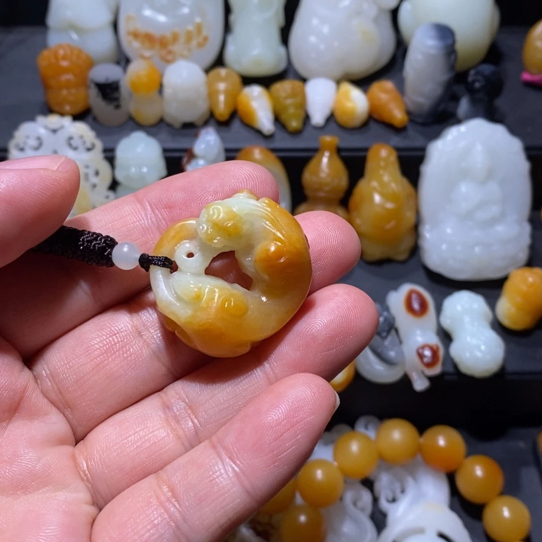 雲***輕和田玉未镶嵌颈饰