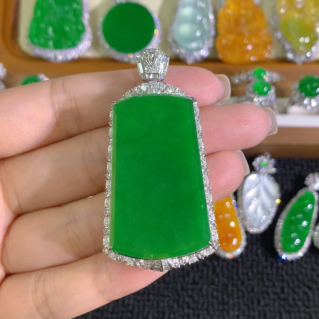 翡翠18K金镶嵌颈饰无事牌