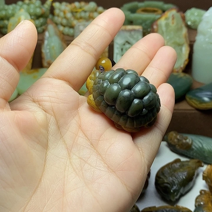 圌***圌颈饰未镶嵌岫岩河磨玉（透闪石质玉）