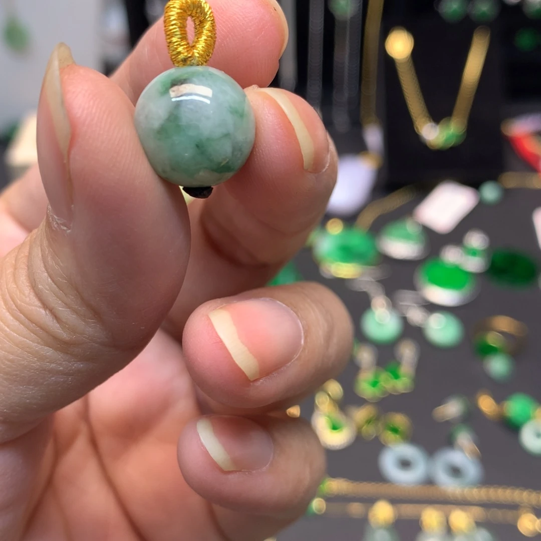 翡翠未镶嵌颈饰有纹裂