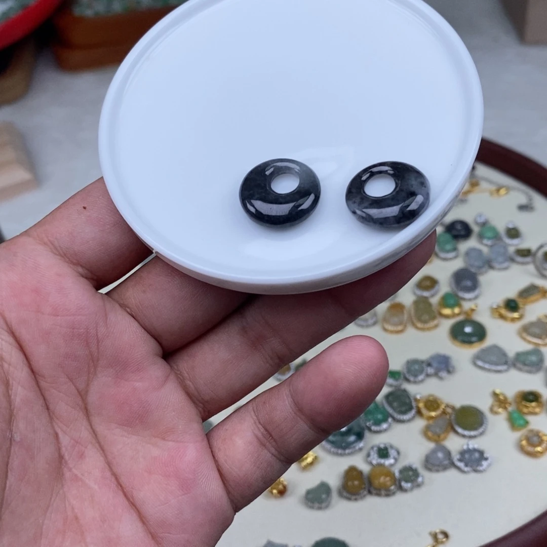 翡翠散珠乌鸡公主扣一对