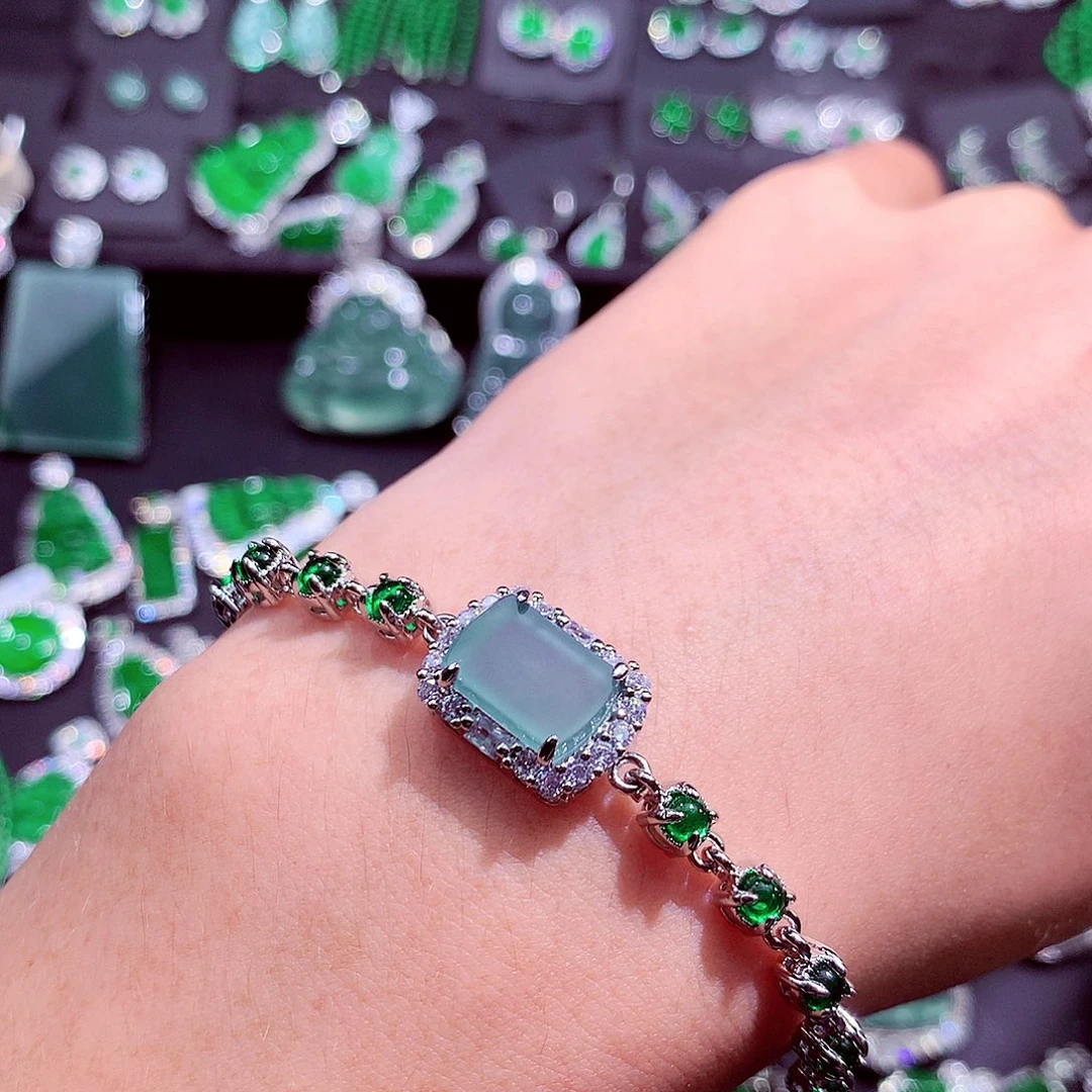 翡翠未镶嵌颈饰挂件