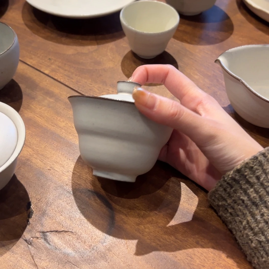 瓷片陶瓷。       陶瓷。