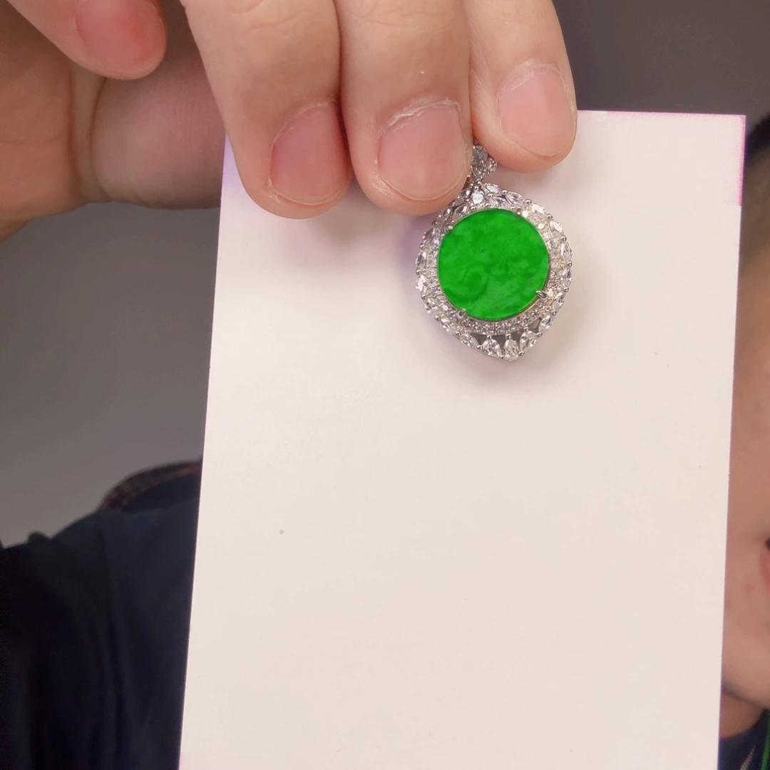 翡翠未镶嵌颈饰一件