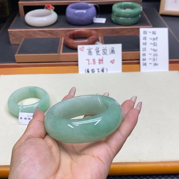 陆***陆石英质玉未镶嵌手镯