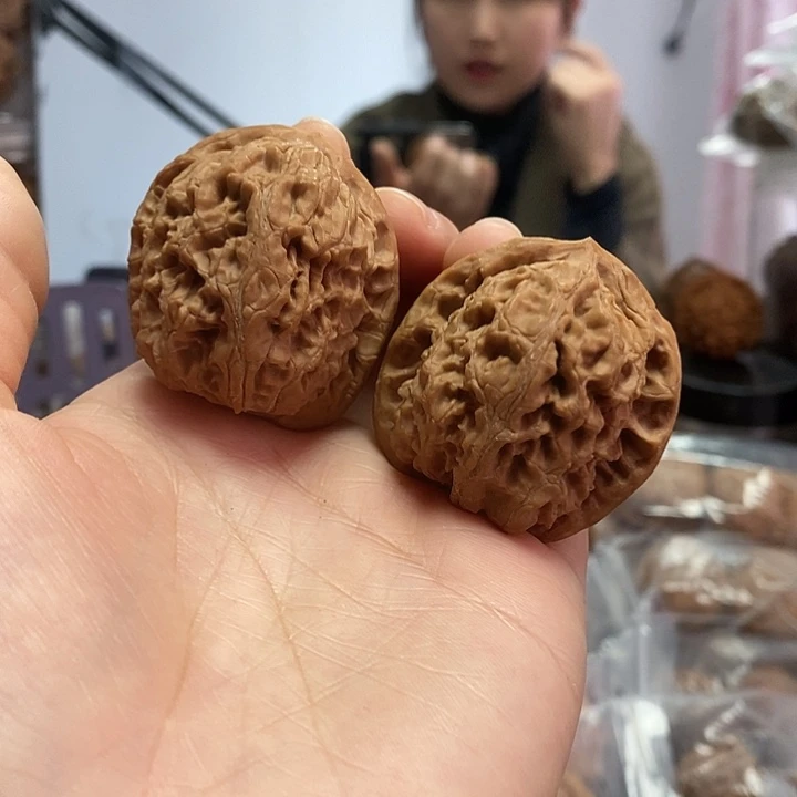 文玩核桃把件38.5红皮水龙纹