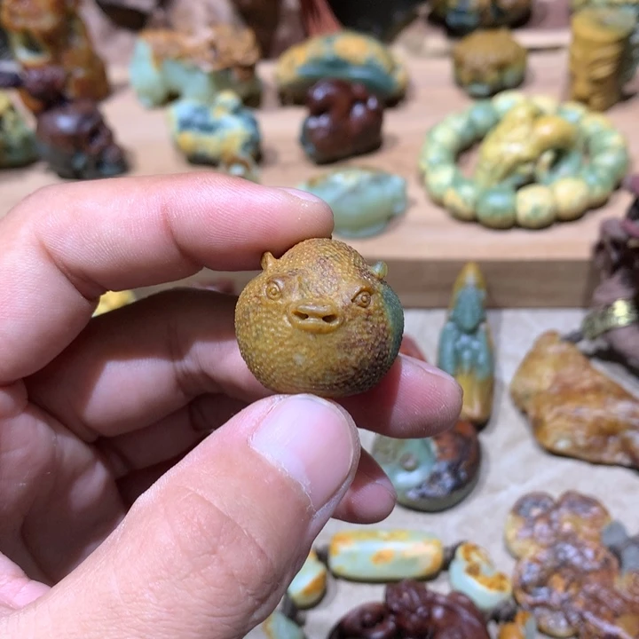 未镶嵌岫岩河磨玉（透闪石质玉）挂件