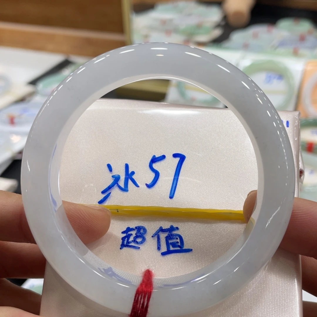 翡翠手镯未镶嵌翡翠手镯