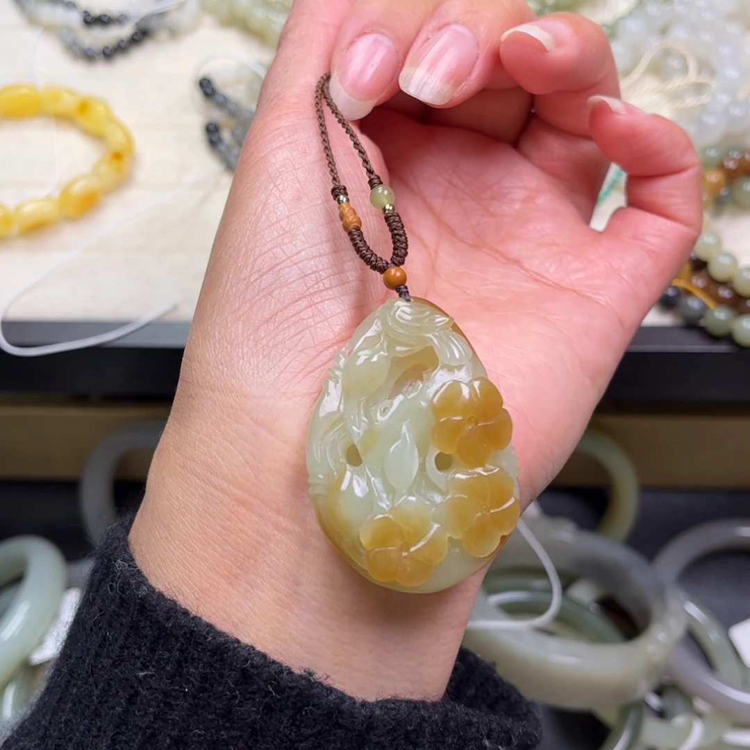 和田玉未镶嵌吊坠(赠链)