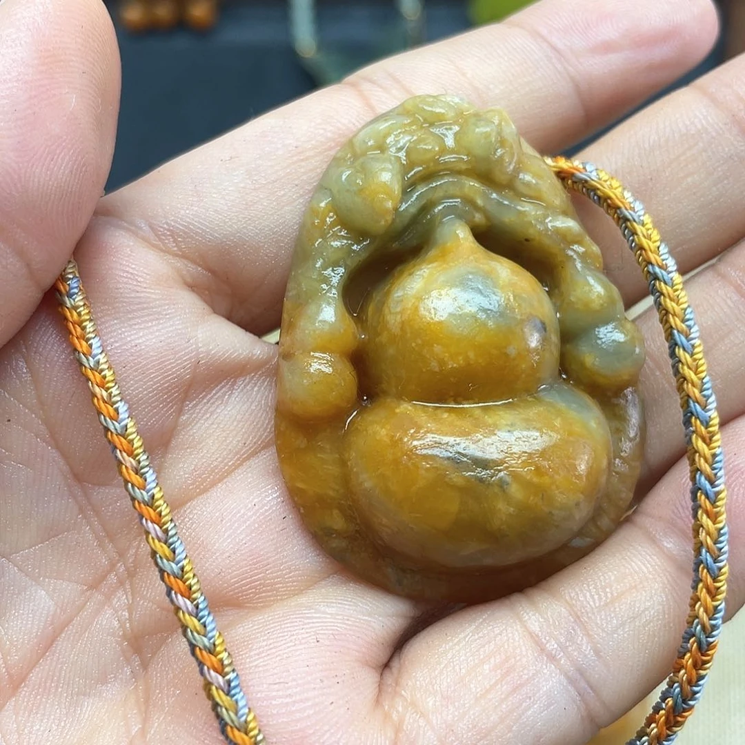 蛇纹石玉未镶嵌颈饰梅****