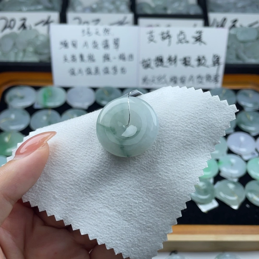 翡翠颈饰未镶嵌平安扣