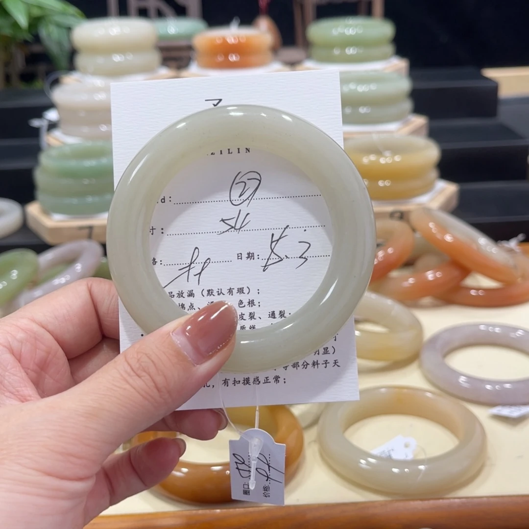 石英质玉手镯未镶嵌