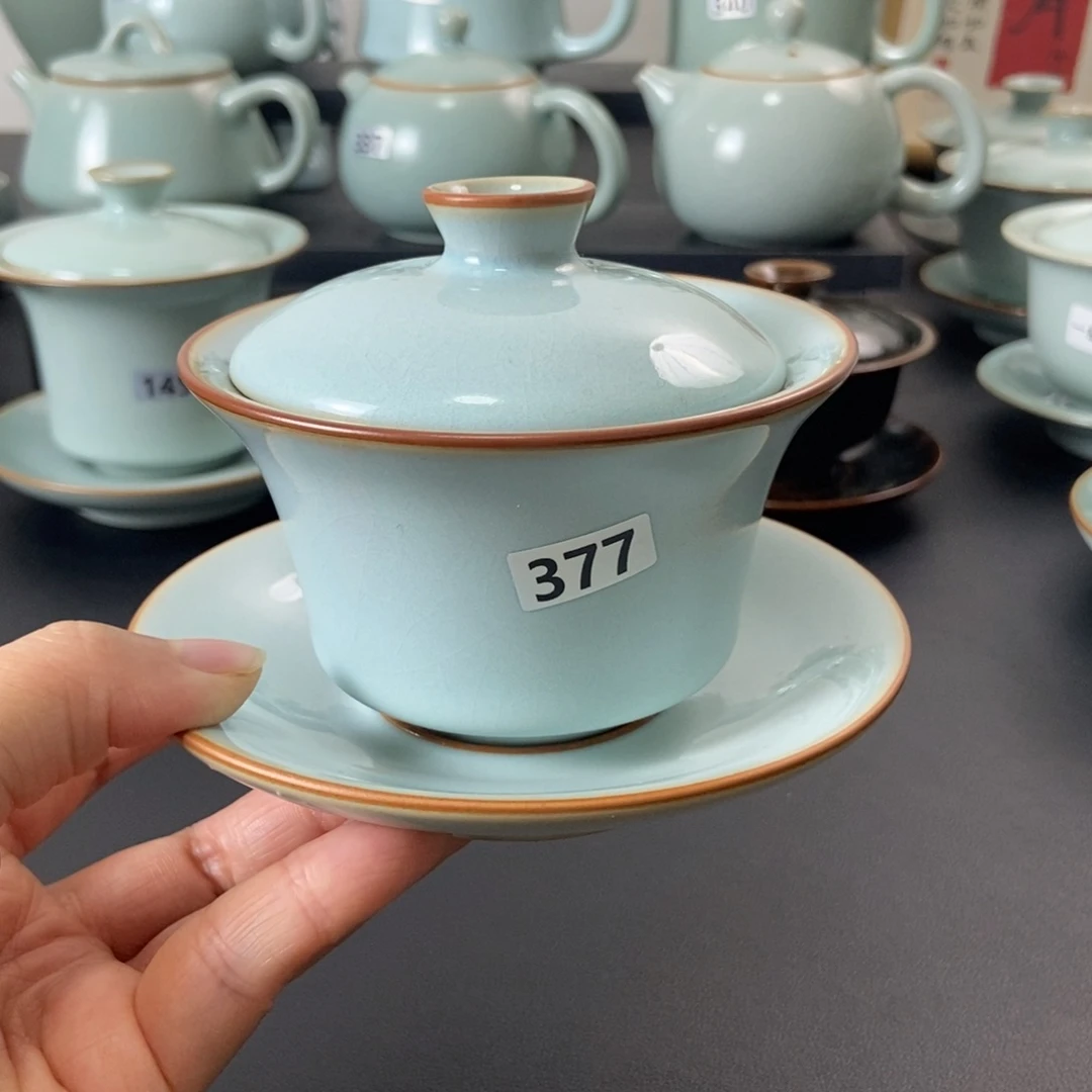 壶微瑕天青釉马蹄盖碗