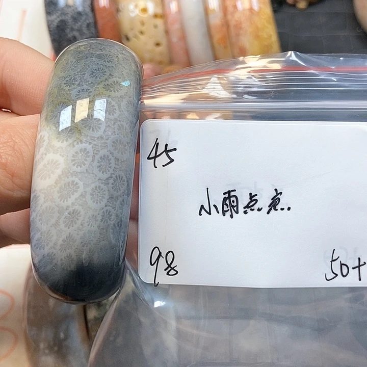 硅化珊瑚（珊瑚玉）手镯未镶嵌小**点45