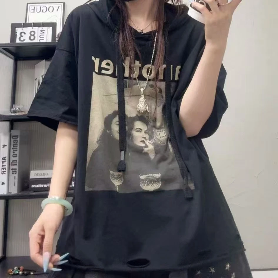 啵啵CM6797前面两美女图里边破洞帽短袖