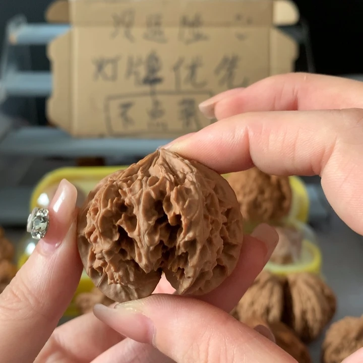 H***某吊坠文玩核桃异形单只，有瑕疵