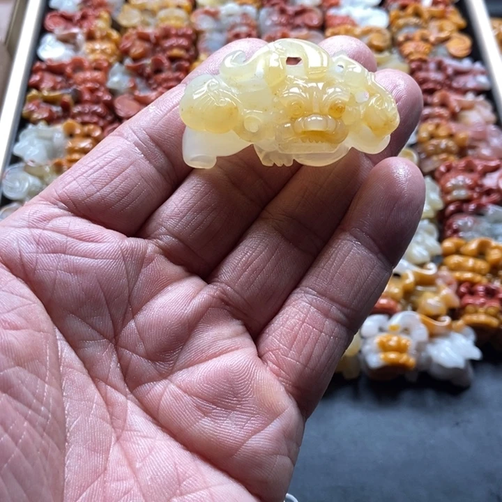 石英质玉（黄龙玉）未镶嵌颈饰