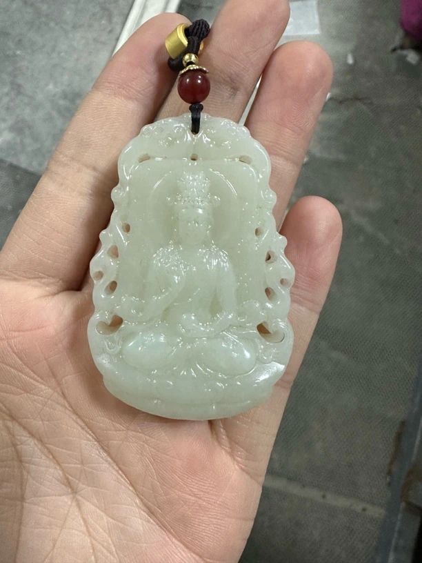 纯天然新疆和田玉且末料观音吊坠