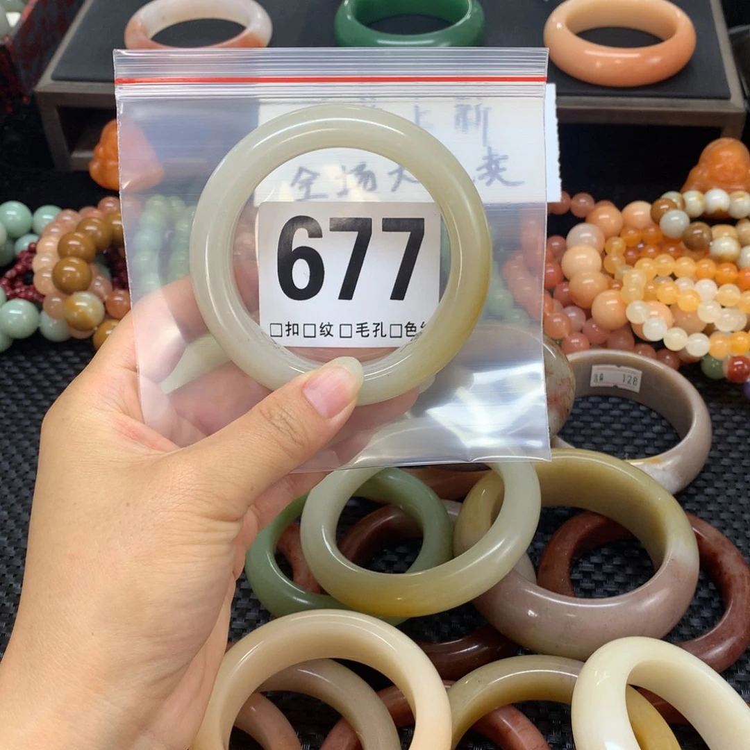 子***由石英质玉手镯未镶嵌