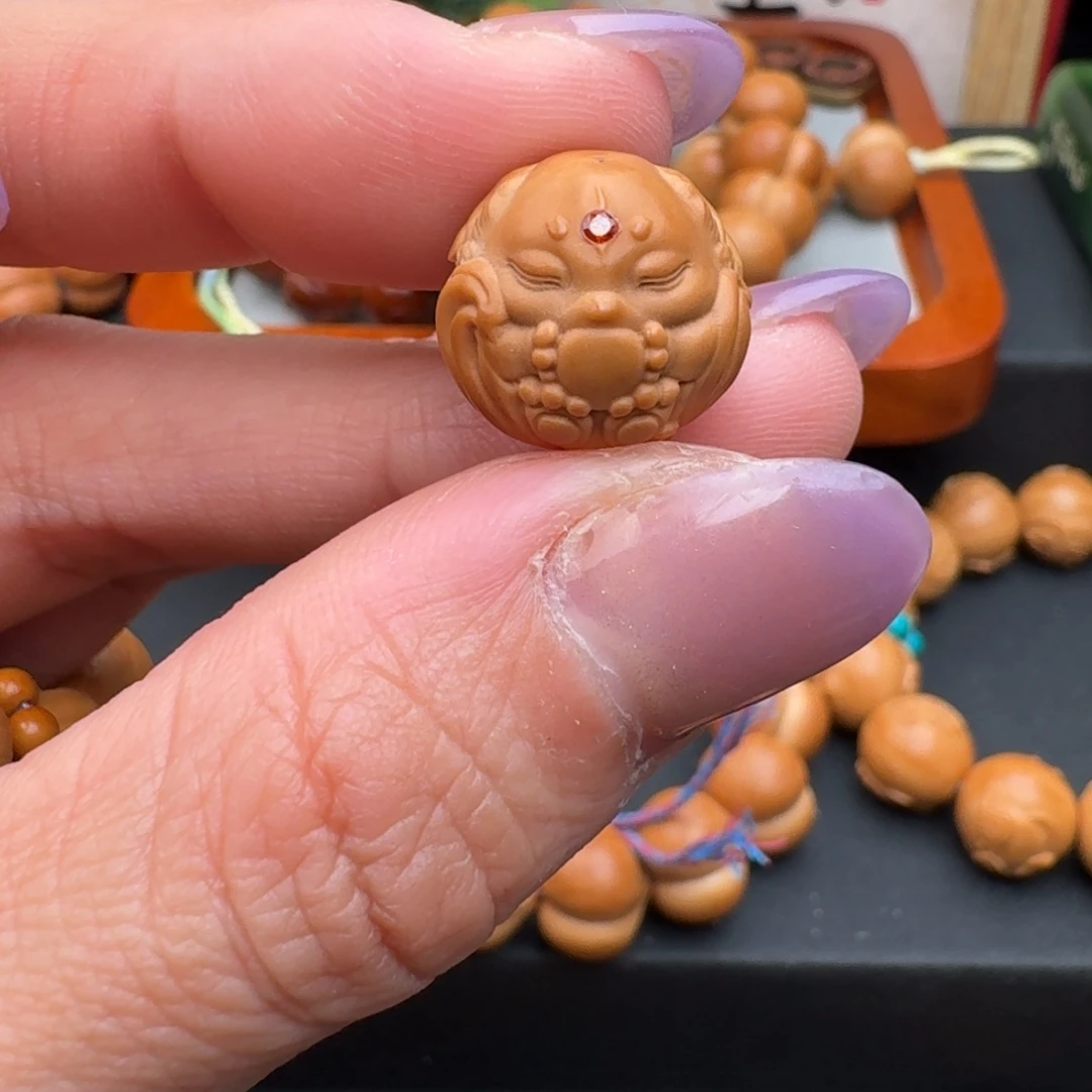 猴头核桃吊坠镶嵌九尾狐