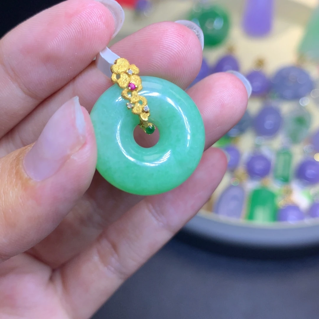 翡翠18K金镶嵌颈饰
