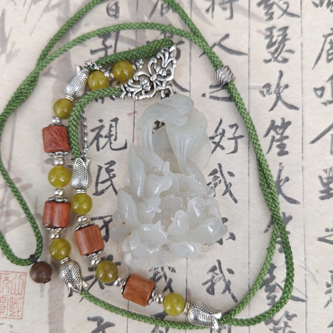 和田白玉荷花吊坠