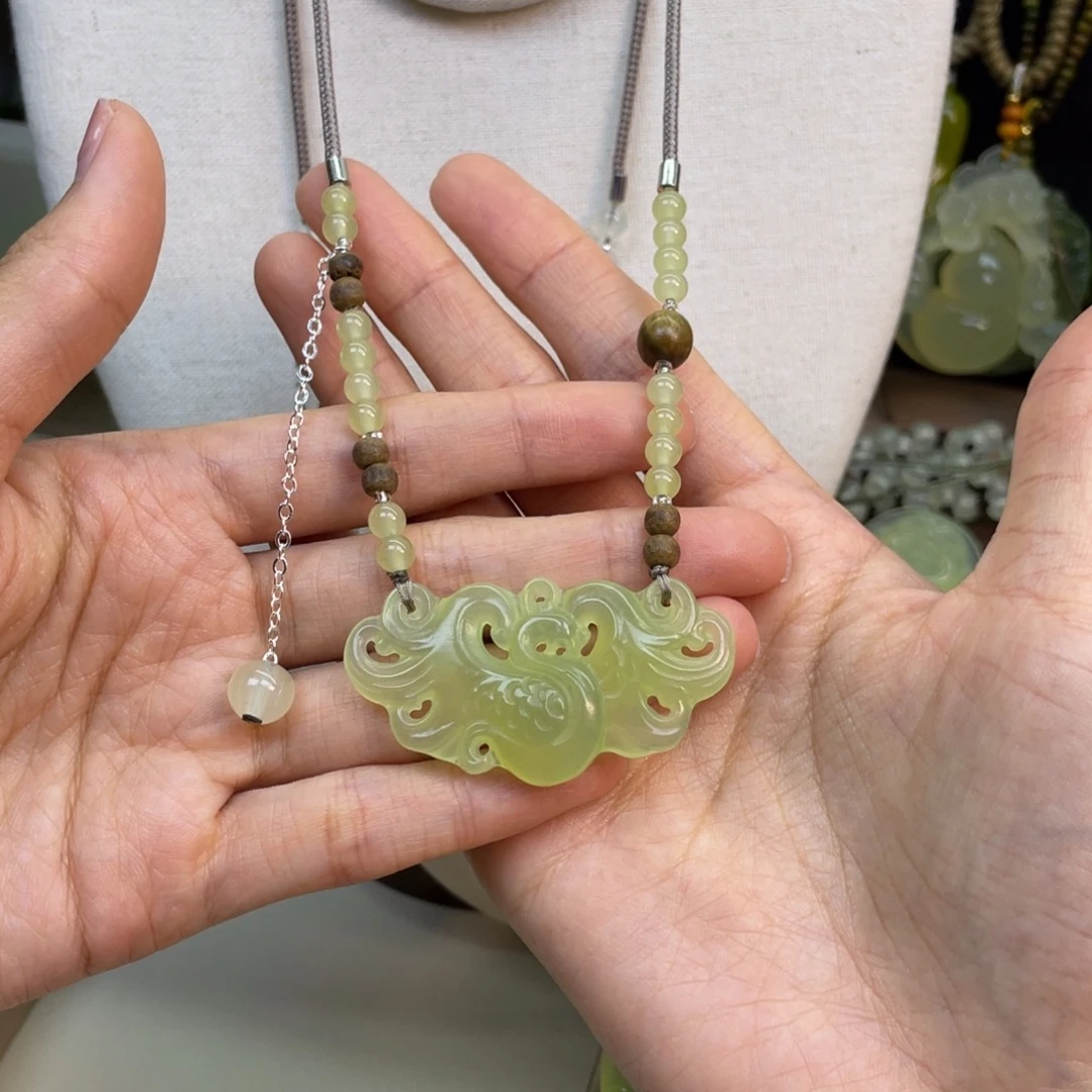 蛇纹石玉未镶嵌颈饰