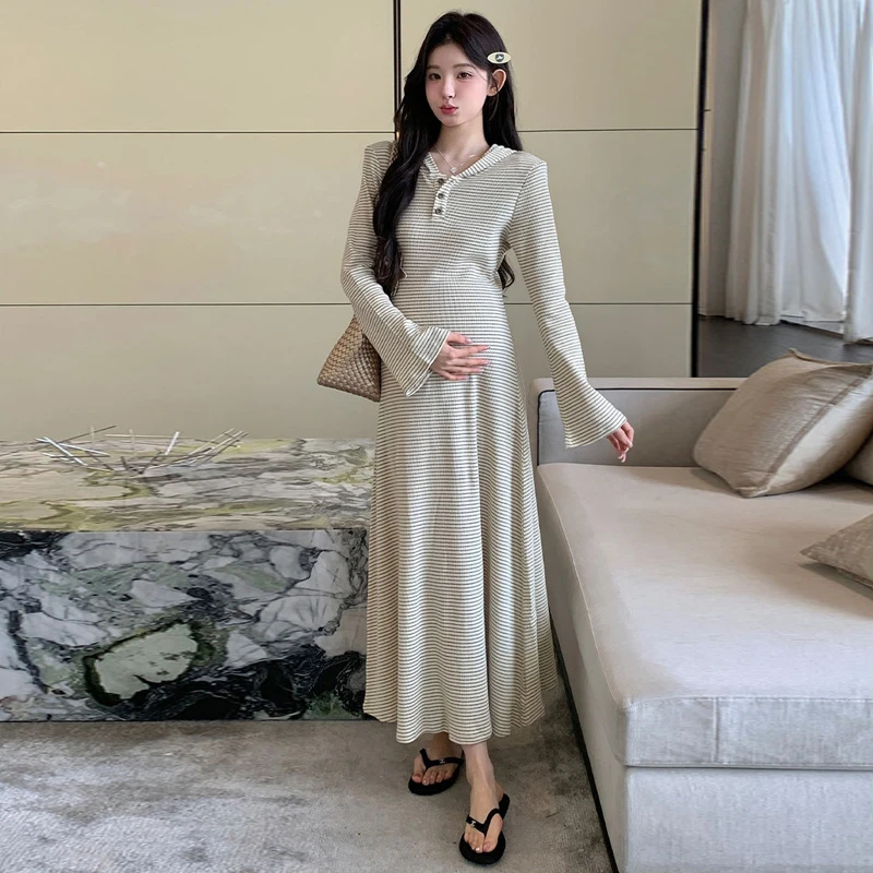 孕妇连衣裙2025秋季韩版新款条纹慵懒风连帽遮肚针织春秋款孕妇装
