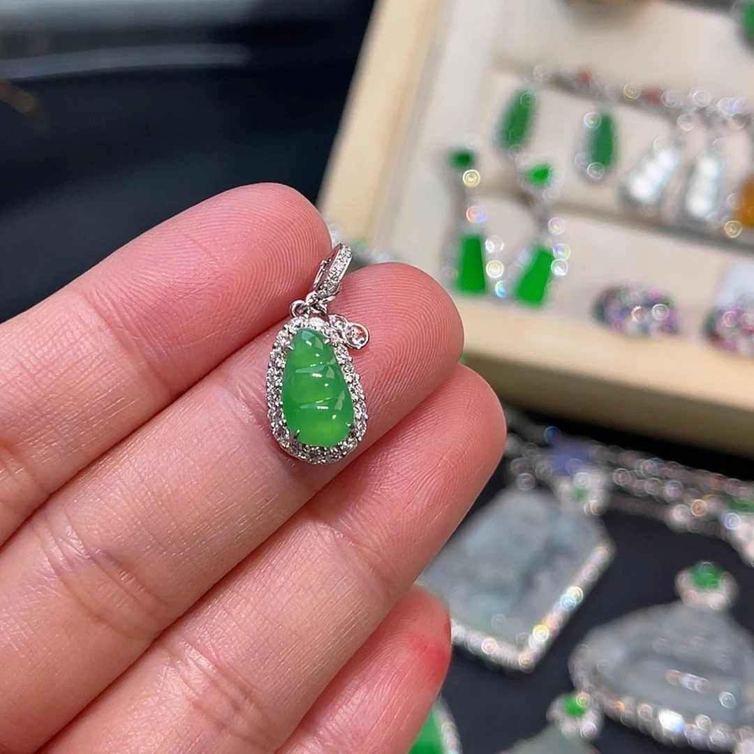 翡翠18K金镶嵌颈饰阳绿福豆