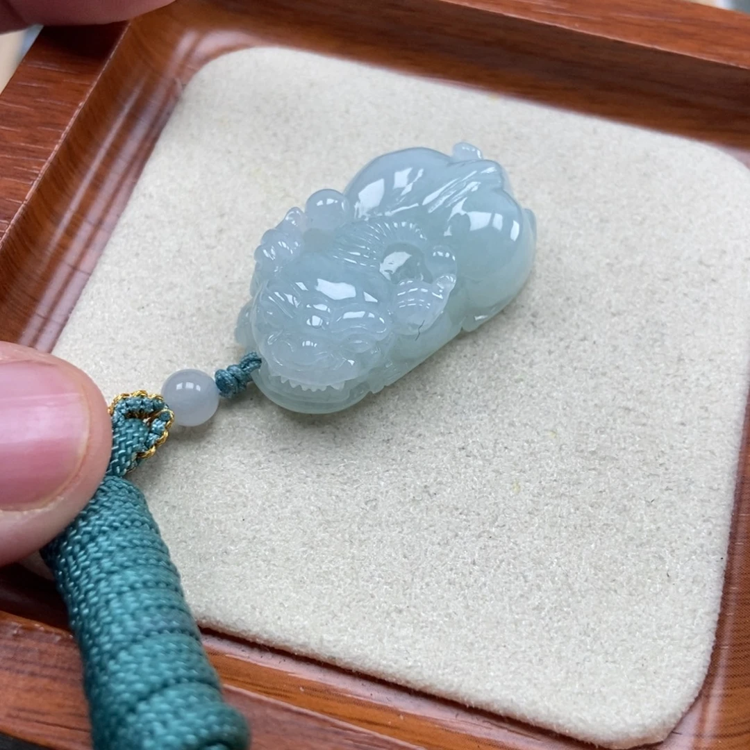 翡翠未镶嵌颈饰如意