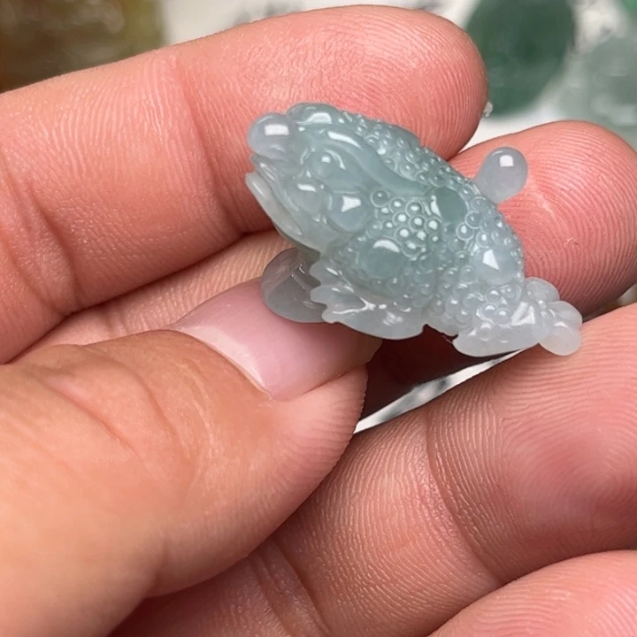 翡翠未镶嵌颈饰金蟾