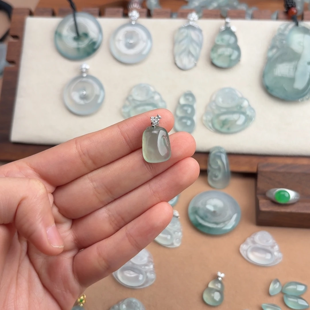 格***翡翠18K金镶嵌颈饰甜瓜