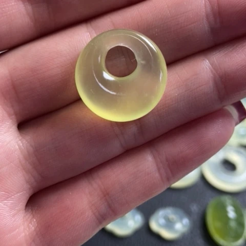 蛇纹石玉挂坠未镶嵌