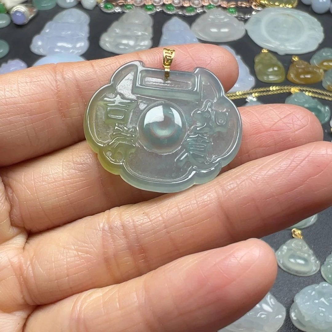 翡翠18K金镶嵌颈饰吊坠