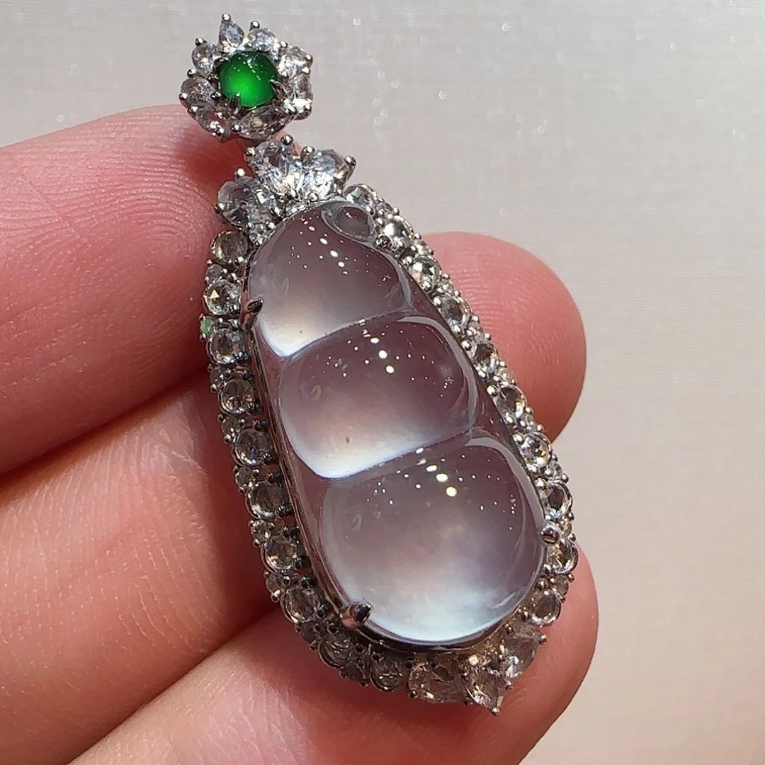 翡翠18K金镶嵌颈饰福豆吊坠