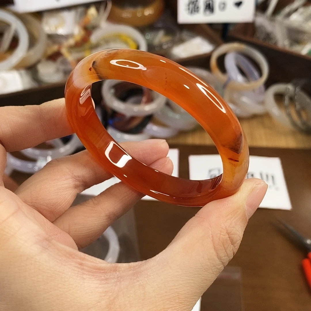 玛瑙/玉髓未镶嵌手镯0029。55.7圈。瑕