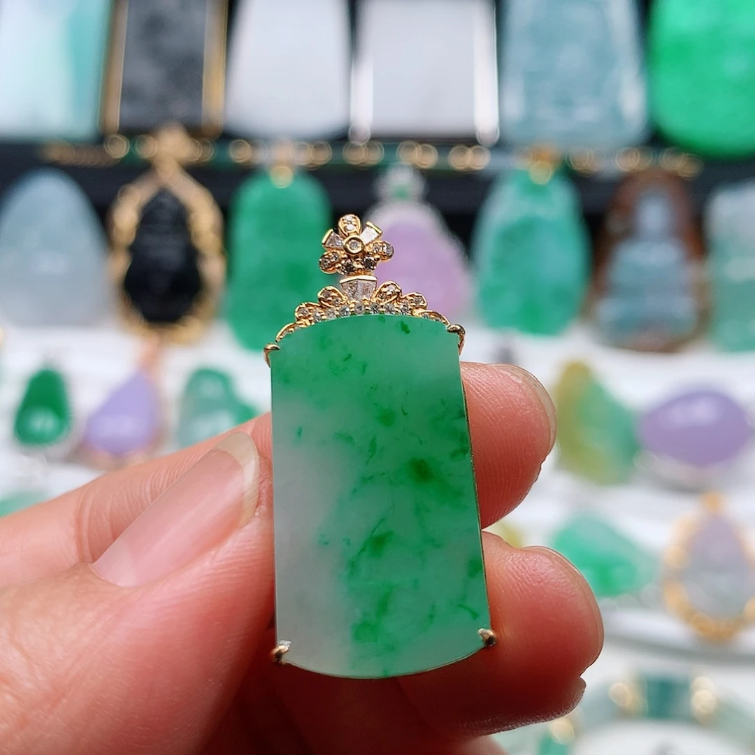 翡翠颈饰未镶嵌无事牌