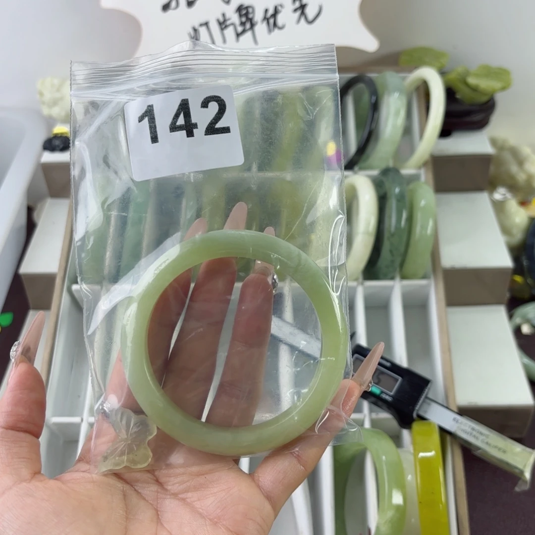 蛇纹石玉未镶嵌手镯是**呀
