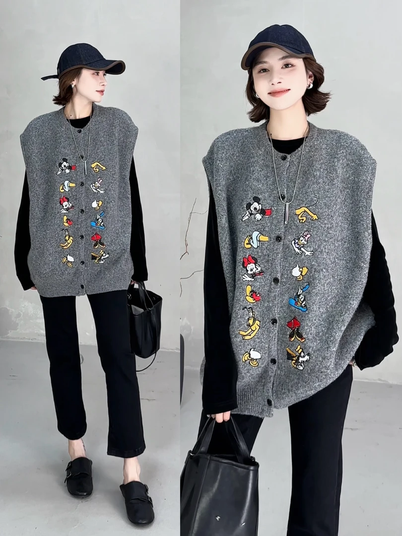 月月 2025秋冬【冬日奇遇】小众设计刺绣米奇针织马甲 2510C6593